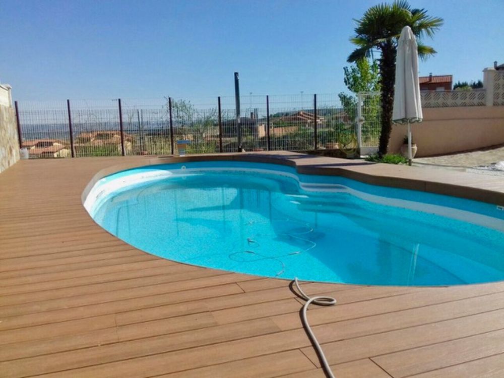 Piscina con tarima tecnológica
