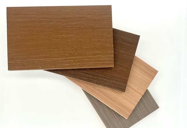 Tarima de madera composite para piscinas.