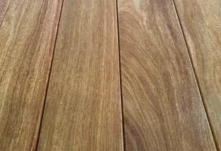 Tarima de madera tropical para piscinas.