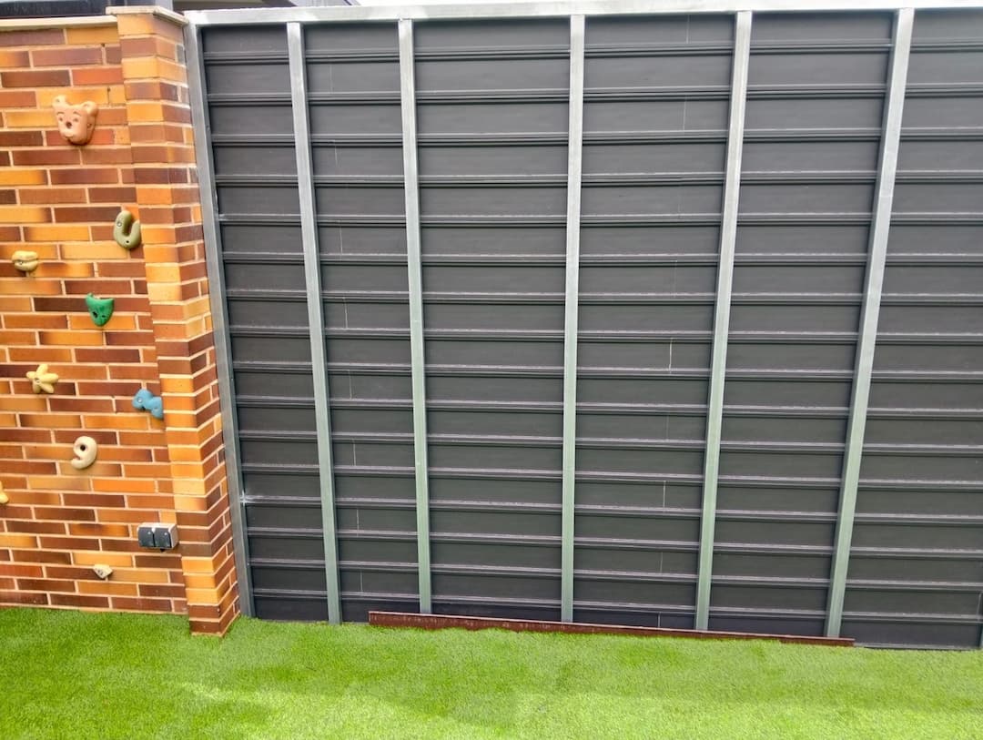Detalle del acabado del muro exterior de la valla