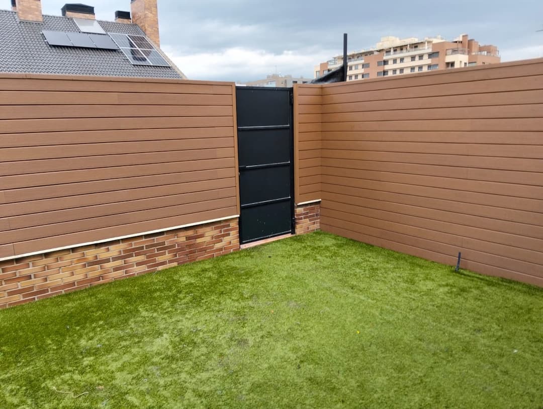 Valla instalada con césped del jardín
