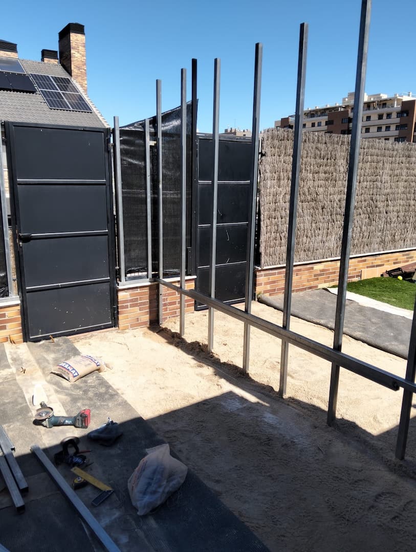 Marco metálico estructural para instalación de valla de jardín