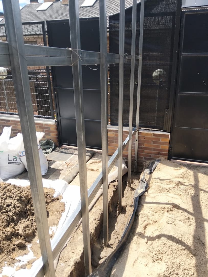 Zanja excavada para colocar los perfiles estructurales de la valla
