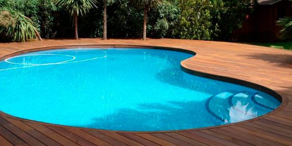 Piscina con tarima exterior