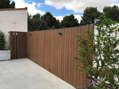 Valla de madera en patio